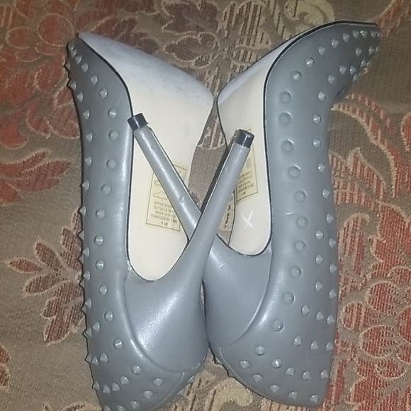 Metal studded high heels - Picture 2 of 4